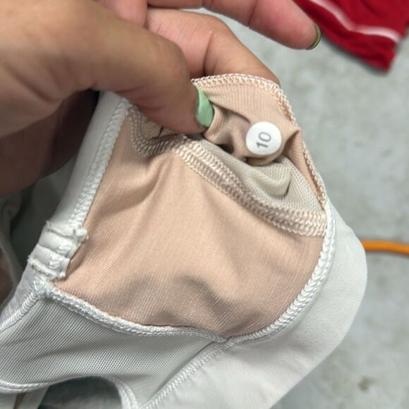 White Sports Bra LULULEMON Size 10 Removeable Padding - Great Condition - Picture 3 of 3